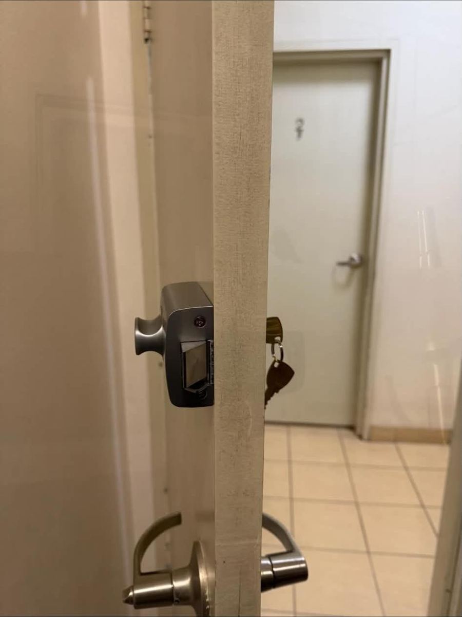 Nightlatch on an office door